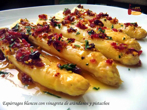 Espárragos con vinagreta de arándanos y pistachos Espárragos con vinagreta de arándanos y pistachos