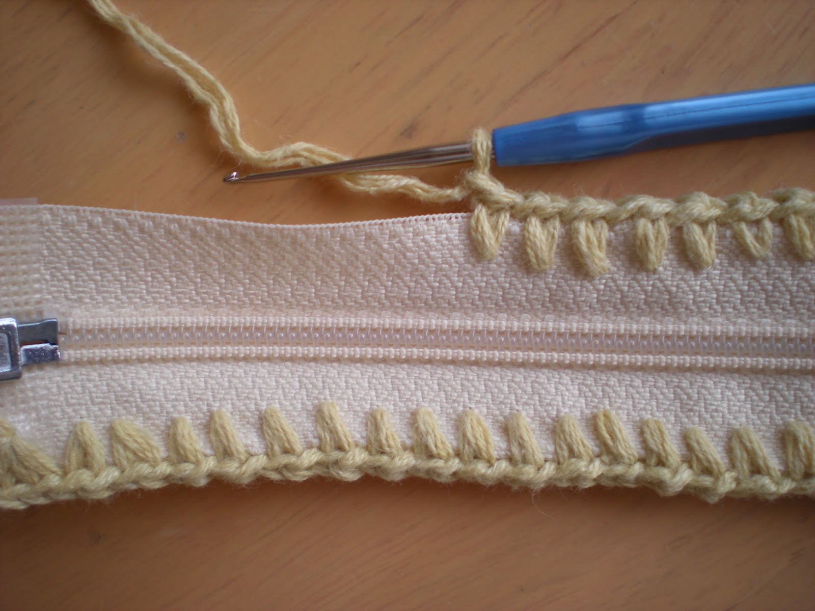 EmmHouse Autumn shell purse with zipper charm