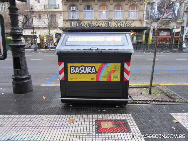 Buenos Aires tem lixeiras enormes para reciclagem