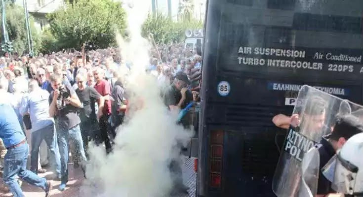 Τα ΜΑΤ ψέκασαν με χημικά τους συνταξιούχους στο Μαξίμου Τα ΜΑΤ ψέκασαν με χημικά τους συνταξιούχους στο Μαξίμου