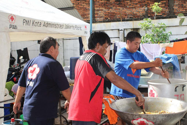 PMI Mendirikan DU untuk korban banjir di Jakarta barat. PMI Mendirikan DU untuk korban banjir di Jakarta barat.