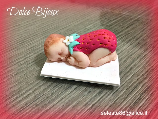 Un Dolce Bijoux: Bomboniera o cake topper battesimo nascita e primo  compleanno bimba e bimbo, nella foto bebè che dorme vestito da fragolina  realizzato a mano in fimo.