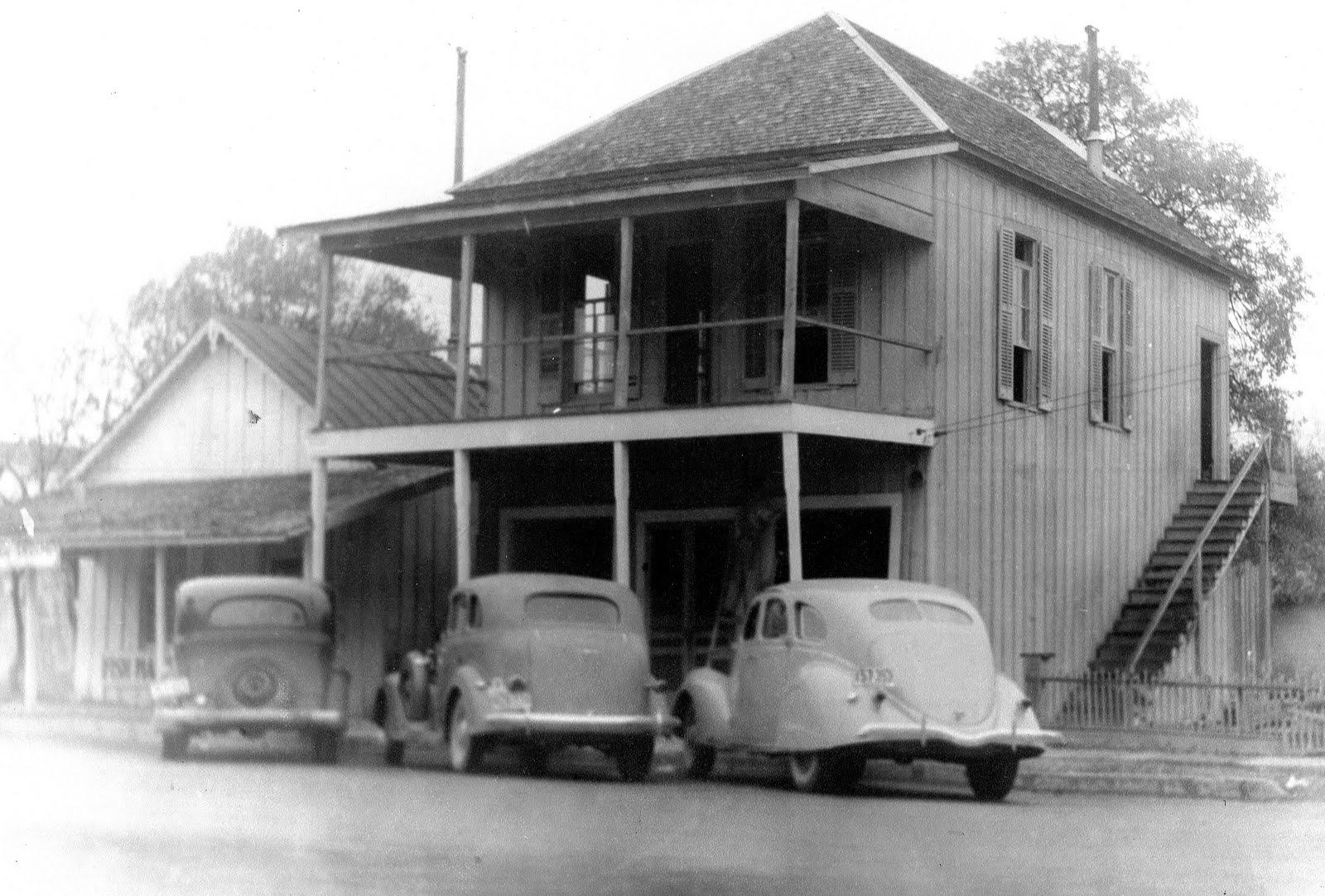 Joe Herring Jr. A rare photo showing a part of the original H E B store