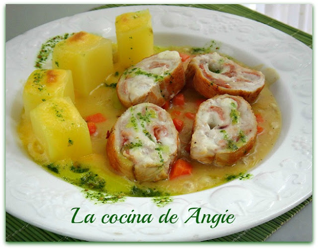 Rollitos De Pollo Sobre Velouté De Ave