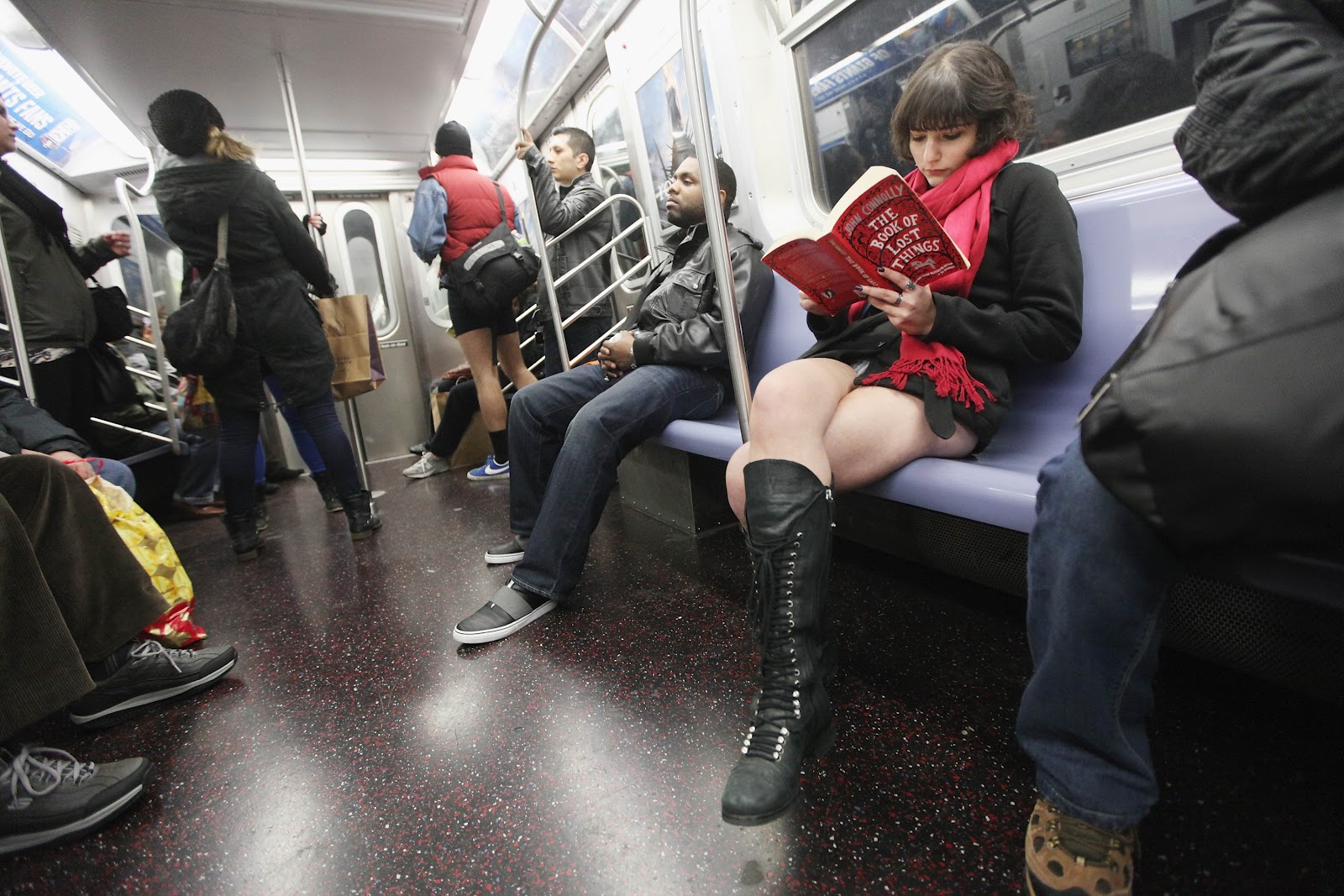 Наряд девки в метро задержанным был devki-v-metro