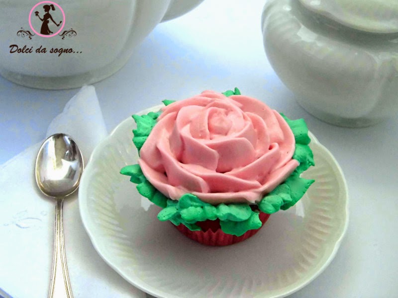 cupcake con rosa al frosting