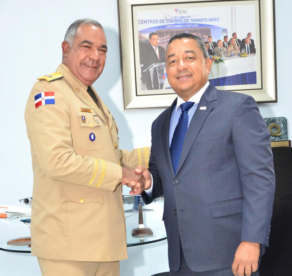Comandante general del ERD visita al director general del IDAC