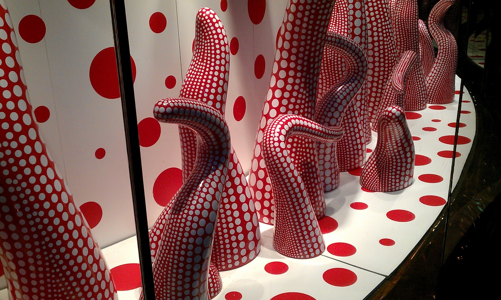 Yayoi Kusama Window for Vuitton – Fixtures Close Up