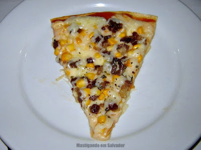 Viva Itália Bar e Pizzaria: Fatia da Pizza À moda do Chef Viva Itália Bar e Pizzaria: Fatia da Pizza À moda do Chef