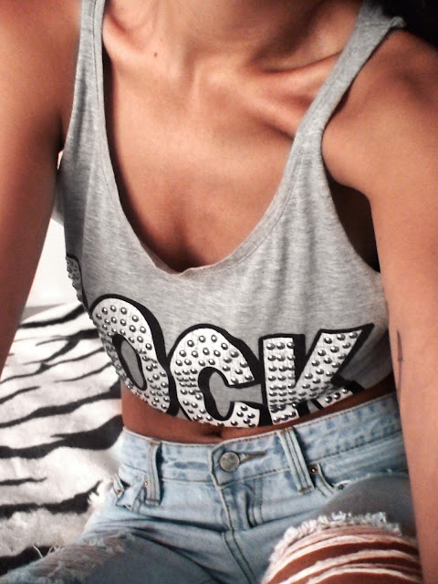 crop top minimal outfit