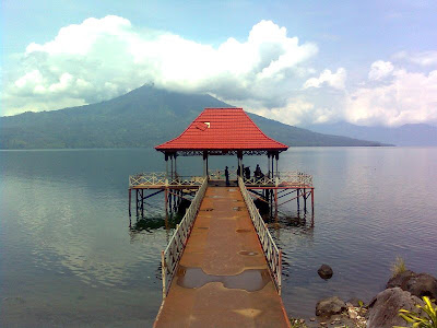 Tempat nyantai di pinggir Danau Ranau