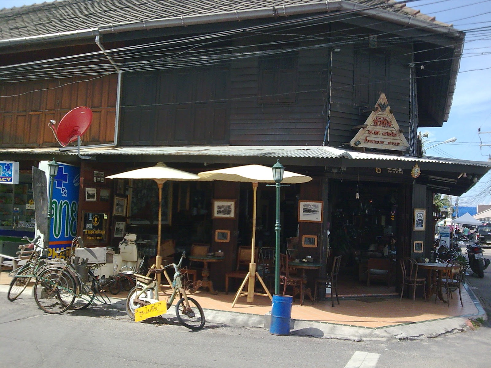 Spin Easy Time! A Not Unusual Antique Filled Coffee Shop