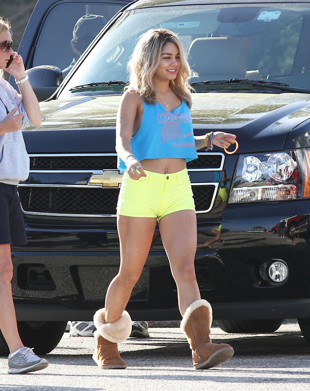 Vanessa+Hudgens+in+yellow+shorts+On+set+of+Spring+Breakers+-+3.jpg