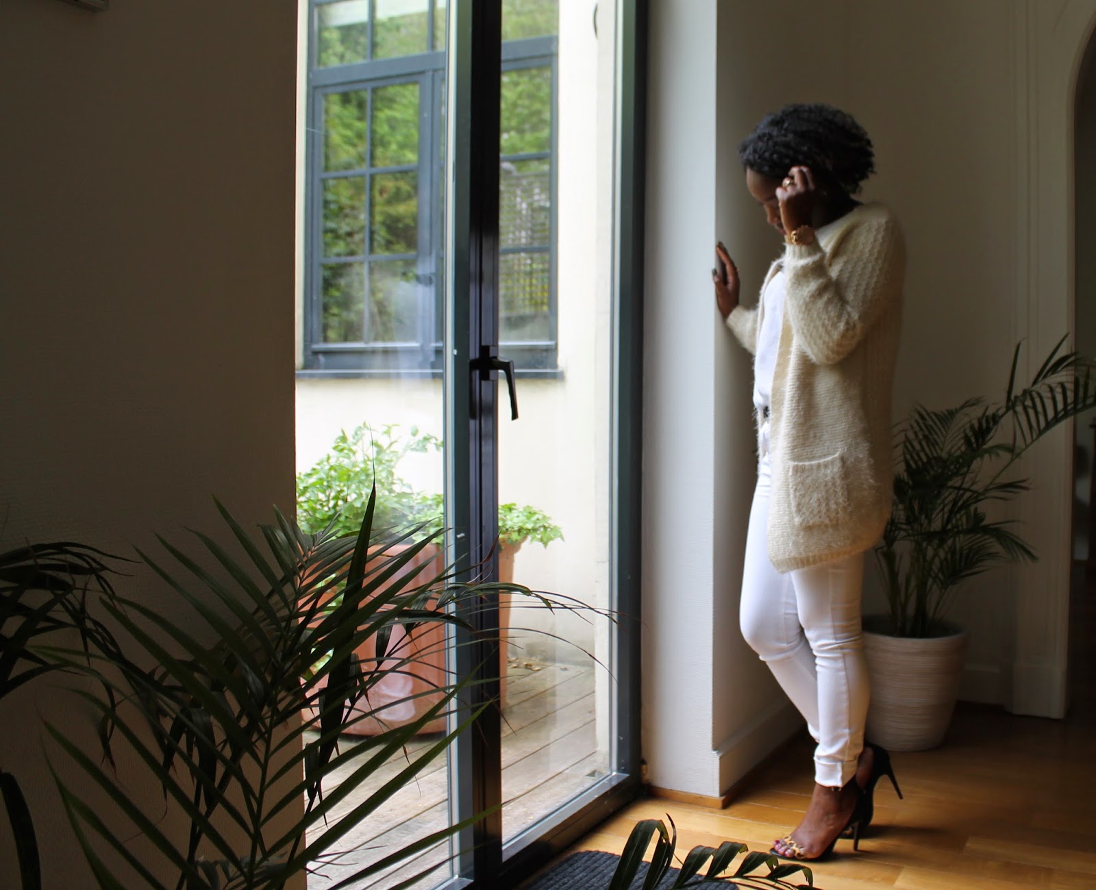 blogmode-totalywhite-pantalonblanc-chaussuresléopard-cheveuxcrépus-kinkyhair-tendance-fashion-unbreakabruxelles