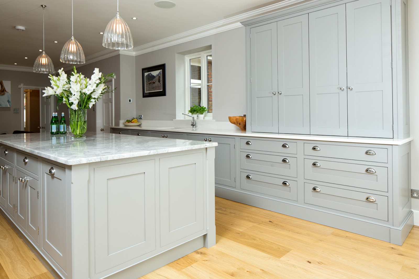 Maple Gray: Traditional Grey White Shaker Kitchen Maple Gray: Traditional Grey White Shaker Kitchen