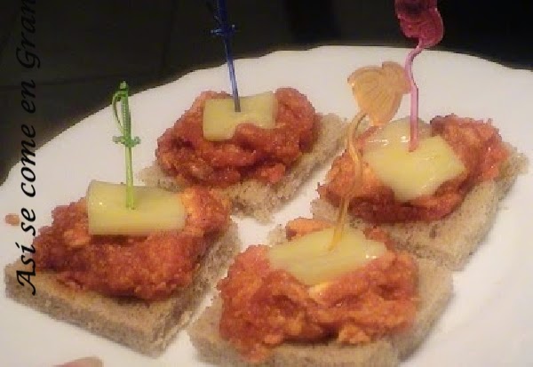 Montaditos De Revuelto De Huevos Con Tomate Y Queso.