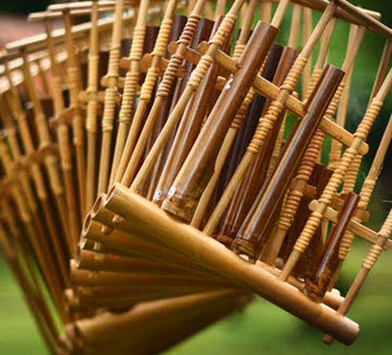 macam tradisoional yang terbuat dari bambu, ada pula tari-tarian dan