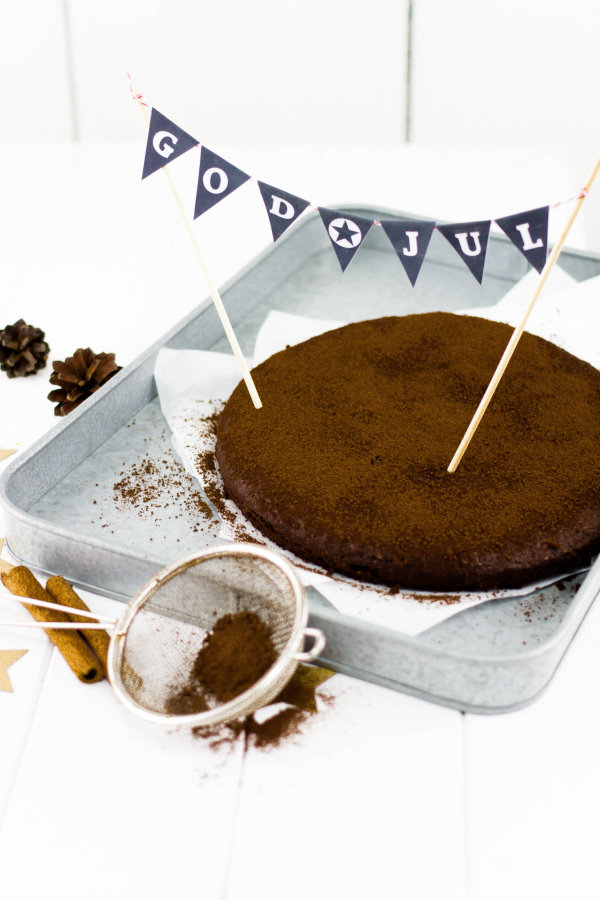 DIY Mini Wimpelkette auf köstlichem Schokokuchen DIY Mini Wimpelkette auf köstlichem Schokokuchen
