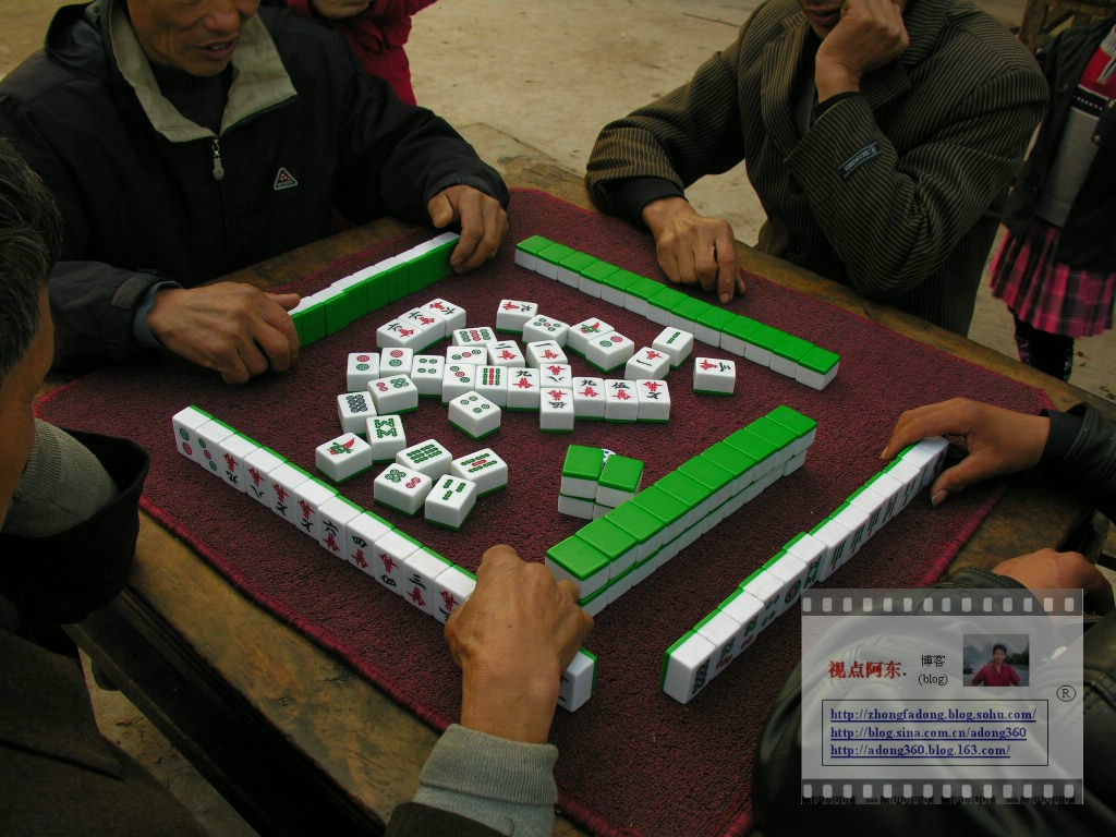 O mahjong na mesa antigo jogo de tabuleiro asiático fecha a imagem