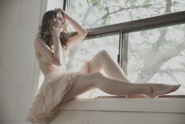 modelo Tyna pele clara branca peitos Nextdoormodel
