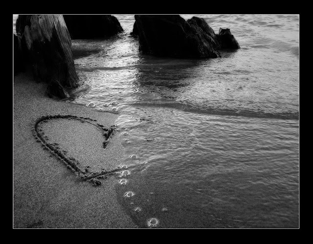 hình ảnh về tình yêu đẹp lãng mạn dễ thương, trái tim trên cát