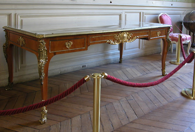 Bureau de Louis XV au chateau de Choisy 1744