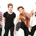 5 Seconds Of Summer e a divertida homenagem aos anos 90, no clipe da ótima 'Hey Everybody!'!