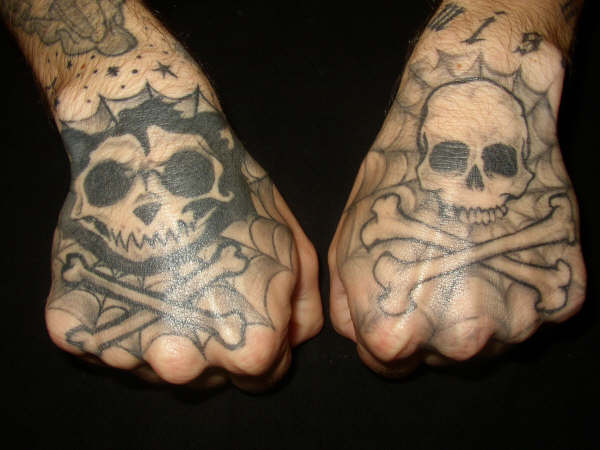 En este tatuaje tenemos un par de calaveras una en cada mano 