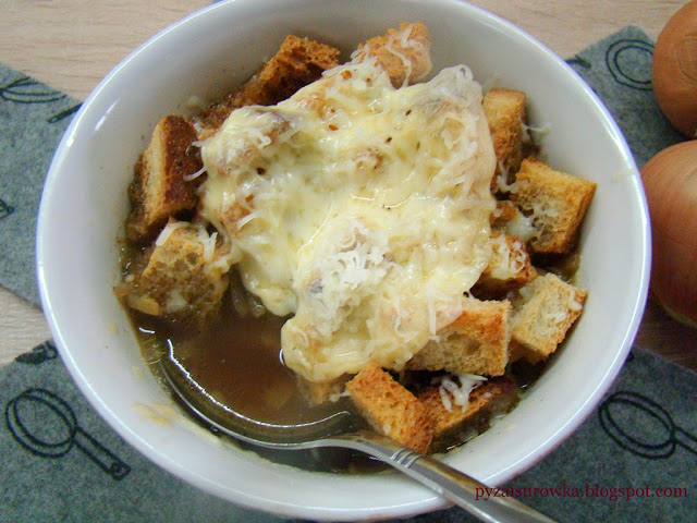 Zupa cebulowa z grzankami i serem