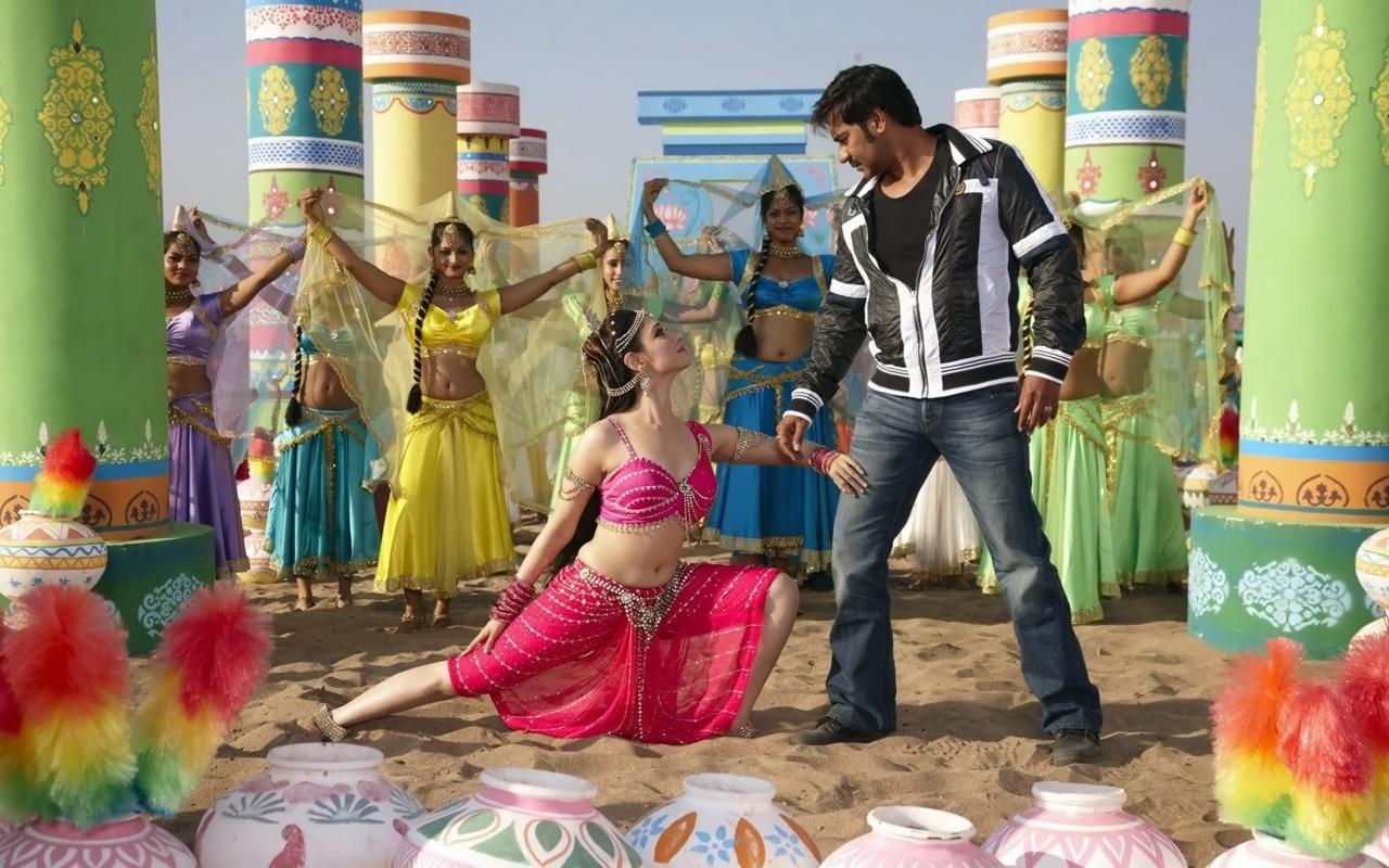 extremely hot tamanna goes stro...