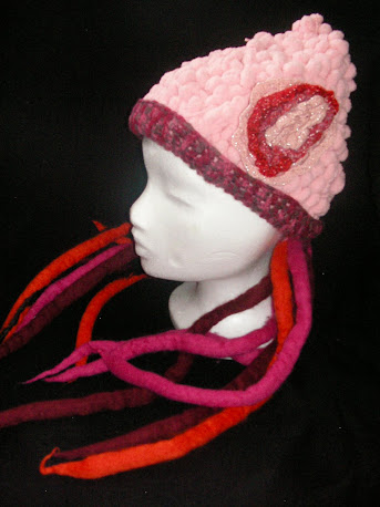 roze hoed met dretloks