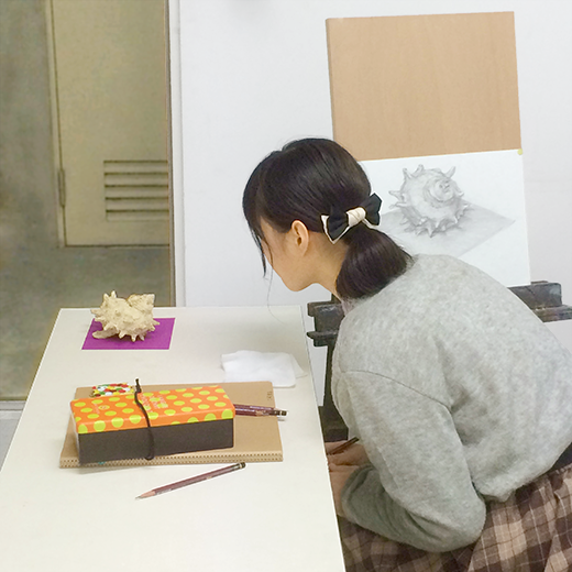 横浜美術学院の中学生教室 美術クラブ どこまで描けるか!「細密デッサン」制作風景5