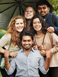 Grupo de personas sonriendo Grupo de personas sonriendo