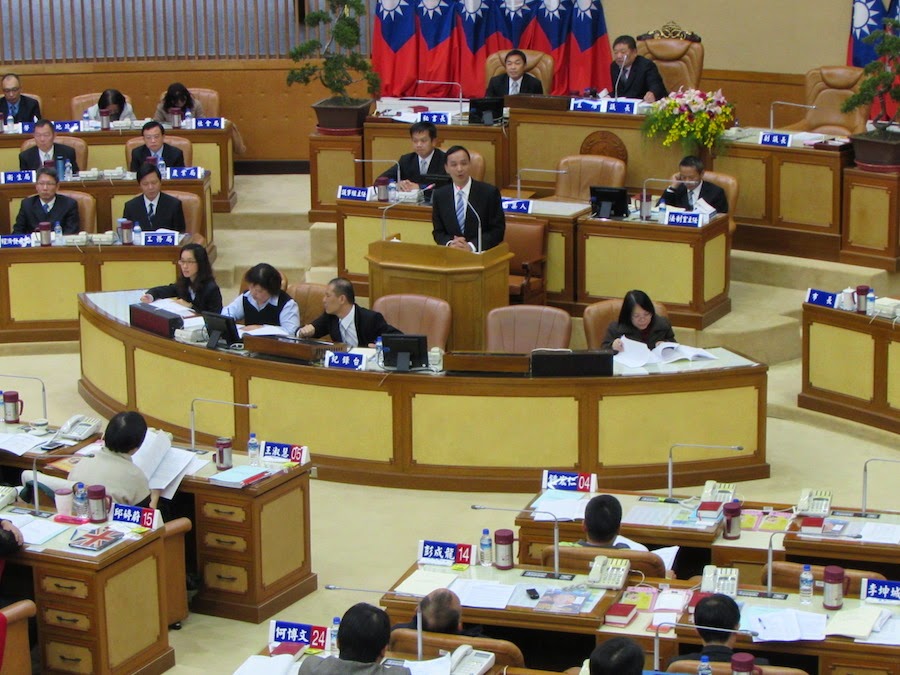 朱立倫15日前往新北市議會,介紹27局處首長及業務報告,並接受議員質詢。圖:邱珮文/攝 朱立倫15日前往新北市議會,介紹27局處首長及業務報告,並接受議員質詢。圖:邱珮文/攝