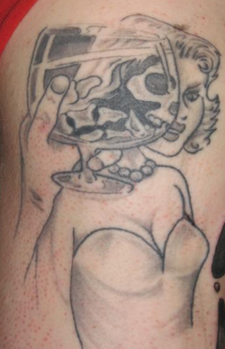 tatuaje de una mano brindando con una mujer