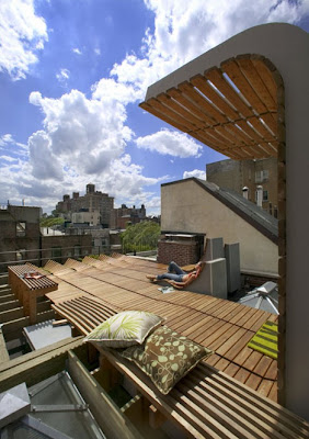 Ejemplo de cómo decorar una terraza con maderas y plantas Decoración de una terraza con maderas y plantas en New York