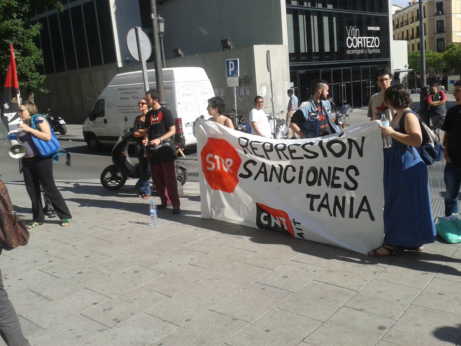 Otra foto del piquete frente al CA Gregorio Marañón de la UNED