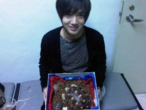 yesung with his tortoise