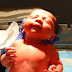 Dans le coma et dans un état très critique après son accouchement... Ce que son bébé fera pour réveiller sa maman est miraculeux !