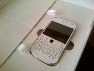 White BlackBerry Bold 9900