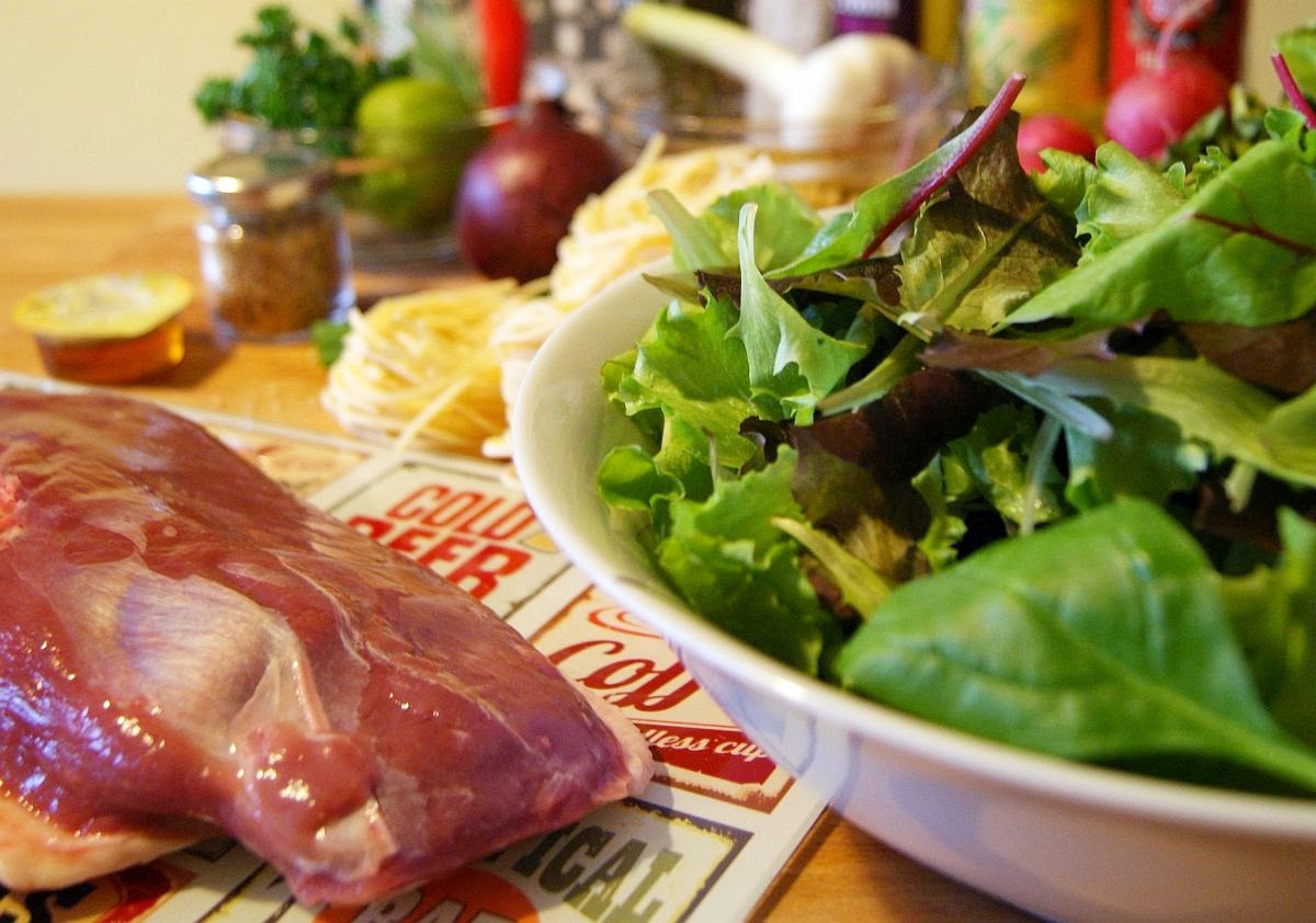 Knusprige Ente mit Nudelnestern & Hoisin-Salat [Gastrolux ... Knusprige Ente mit Nudelnestern & Hoisin-Salat [Gastrolux ...