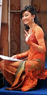 Cantik Dengan Memakai Kebaya Warna Orange
