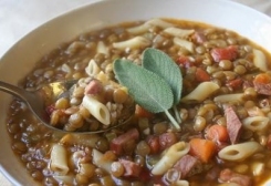 طريقة عمل شوربة العدس والنودلز شوربة العدس والنودلز