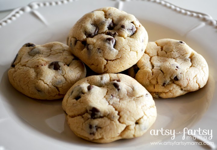 Easy Bisquick Chocolate Chip Cookies at artsyfartsymama.com #recipe #cookies