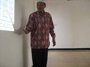 Ust. Saruji S.Pd Sedang menyampaikan Materi Kepada Anggota DGPQ di Yayasan Mitra Arofah Surabaya