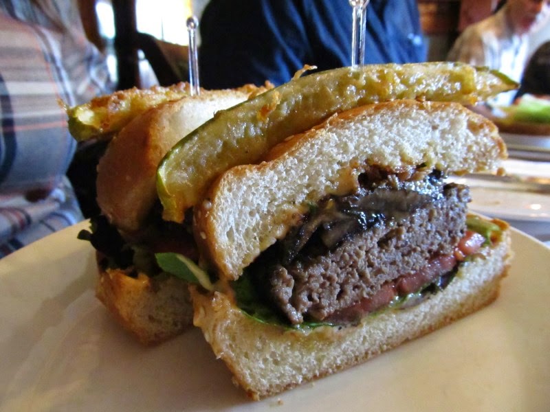 Burger Club Winnipeg 529 Wellington 4.6/5