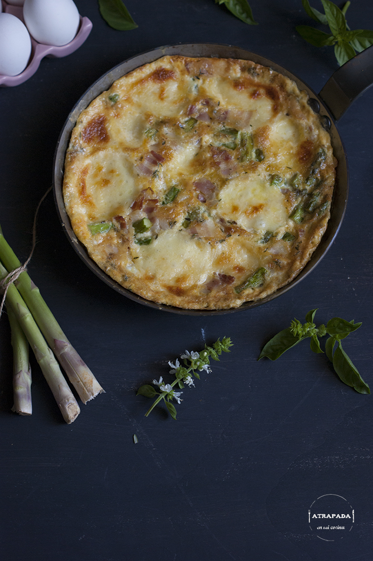 FRITTATA DE ESPÁRRAGOS, BACON Y MOZZARELLA Atrapada en mi cocina