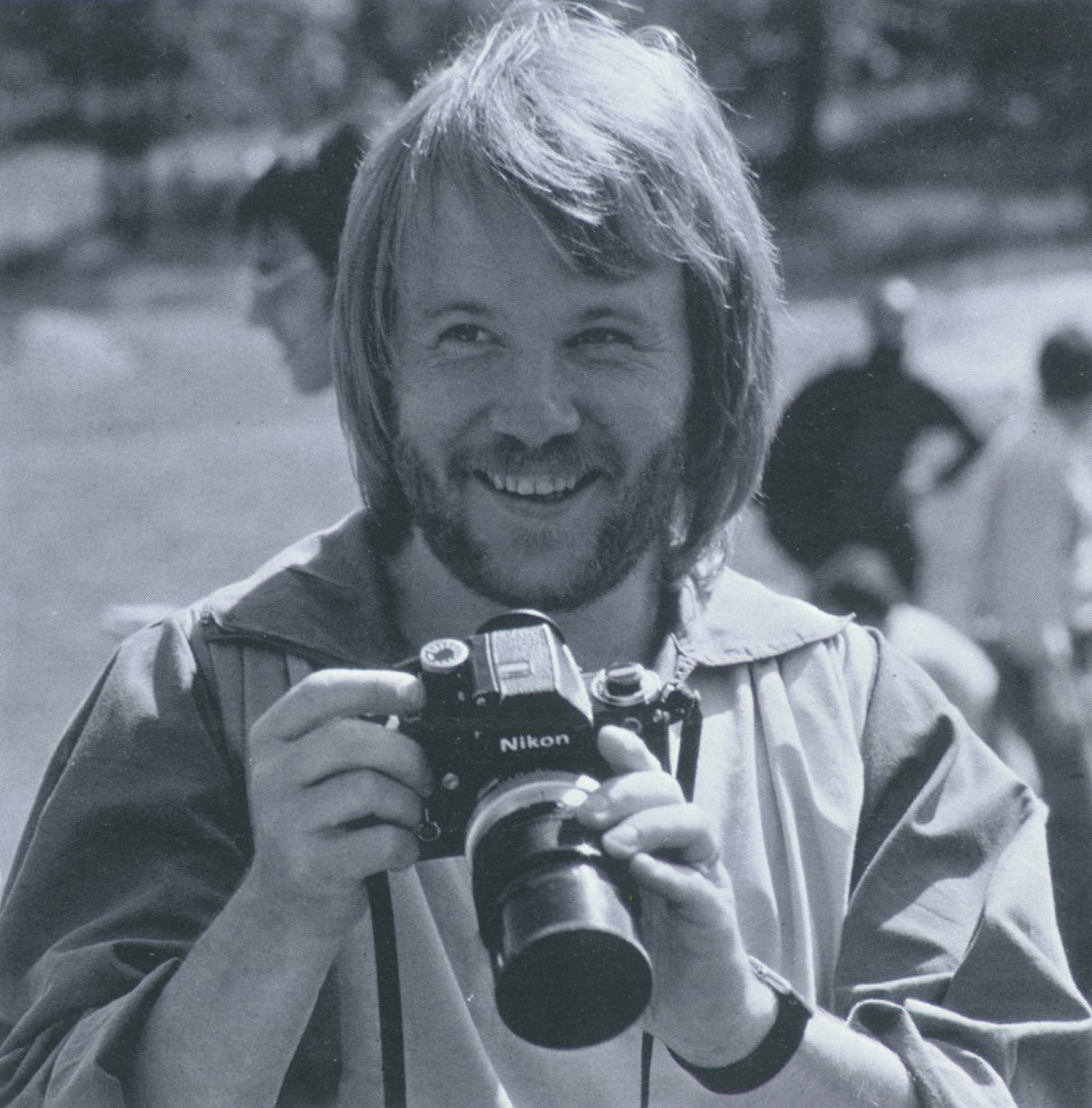 http://4.bp.blogspot.com/-dzepqvu_z2c/UIIdc-rMbUI/AAAAAAAAJEo/Kp2TkWnqdx4/s1600/Benny+Andersson+(of+ABBA)+with+a+Nikon+F+2.jpg