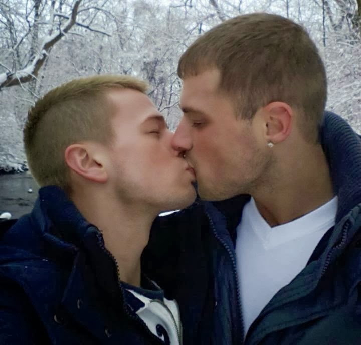 FreakAngelik: Winter gay kiss.