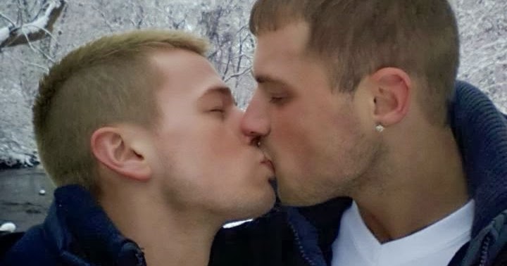 FreakAngelik: Winter gay kiss.